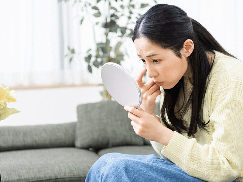 顔を気にする女性