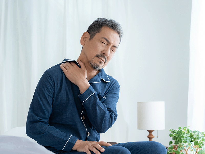肩が痛い男性