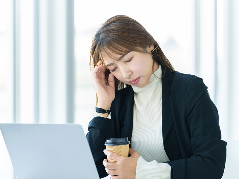 頭を抱える女性