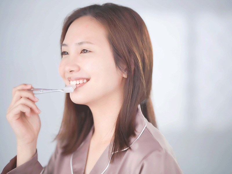 歯磨きをする女性